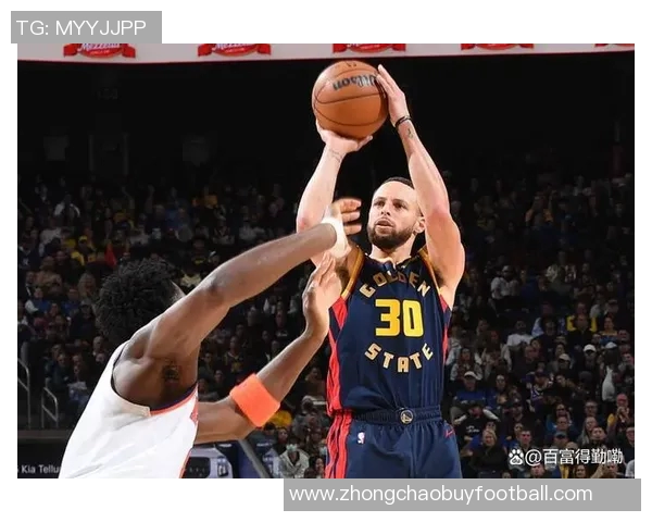 库里半场表现亮眼砍下15分5板4助助力球队取得领先